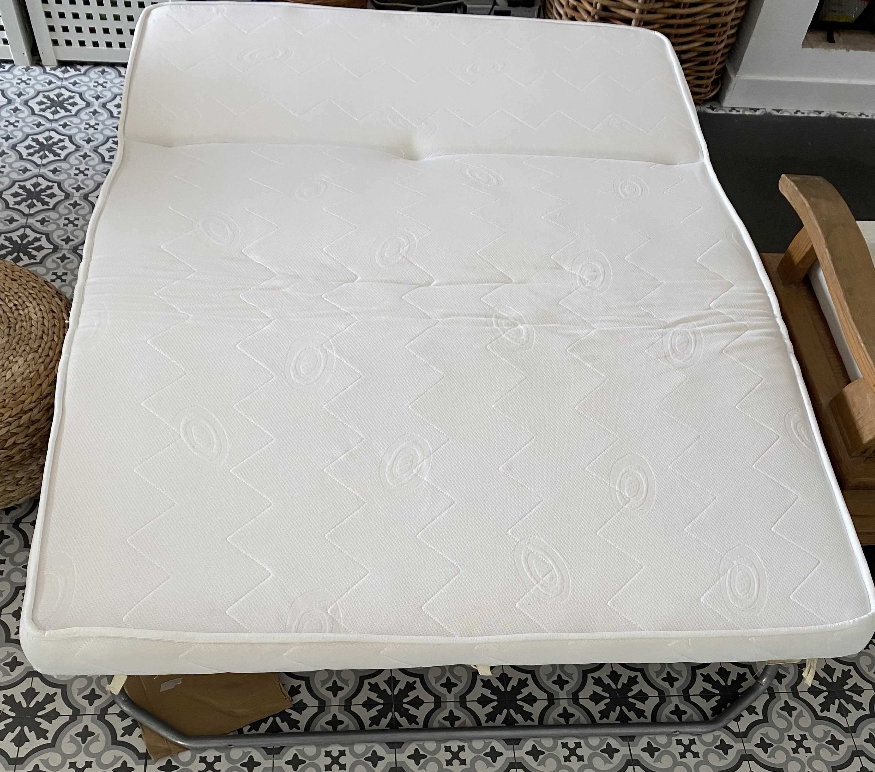 Sofá-cama Maison du Monde, como novo, cama com muito pouca utilização.