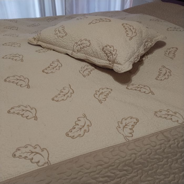 Покривало з подушками