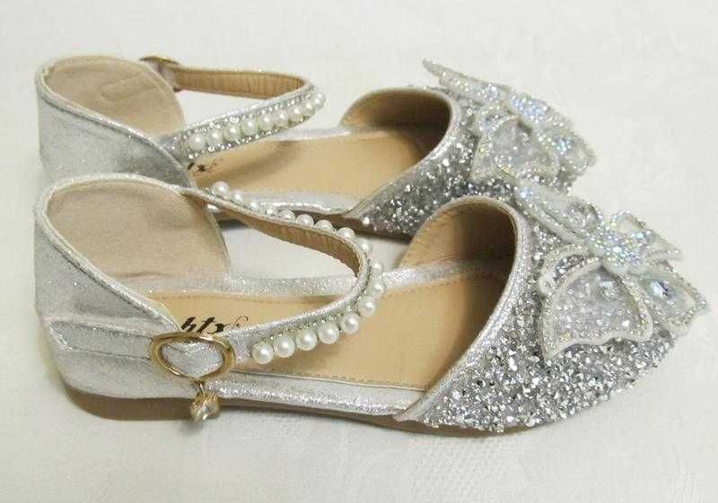 Шикарные праздничные серебристые туфли босоножки с бусинами