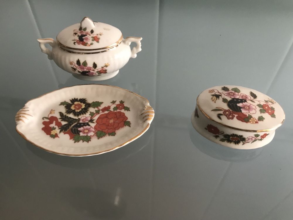 Miniaturas em porcelana