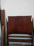 Cama de casal antiga com embutidos