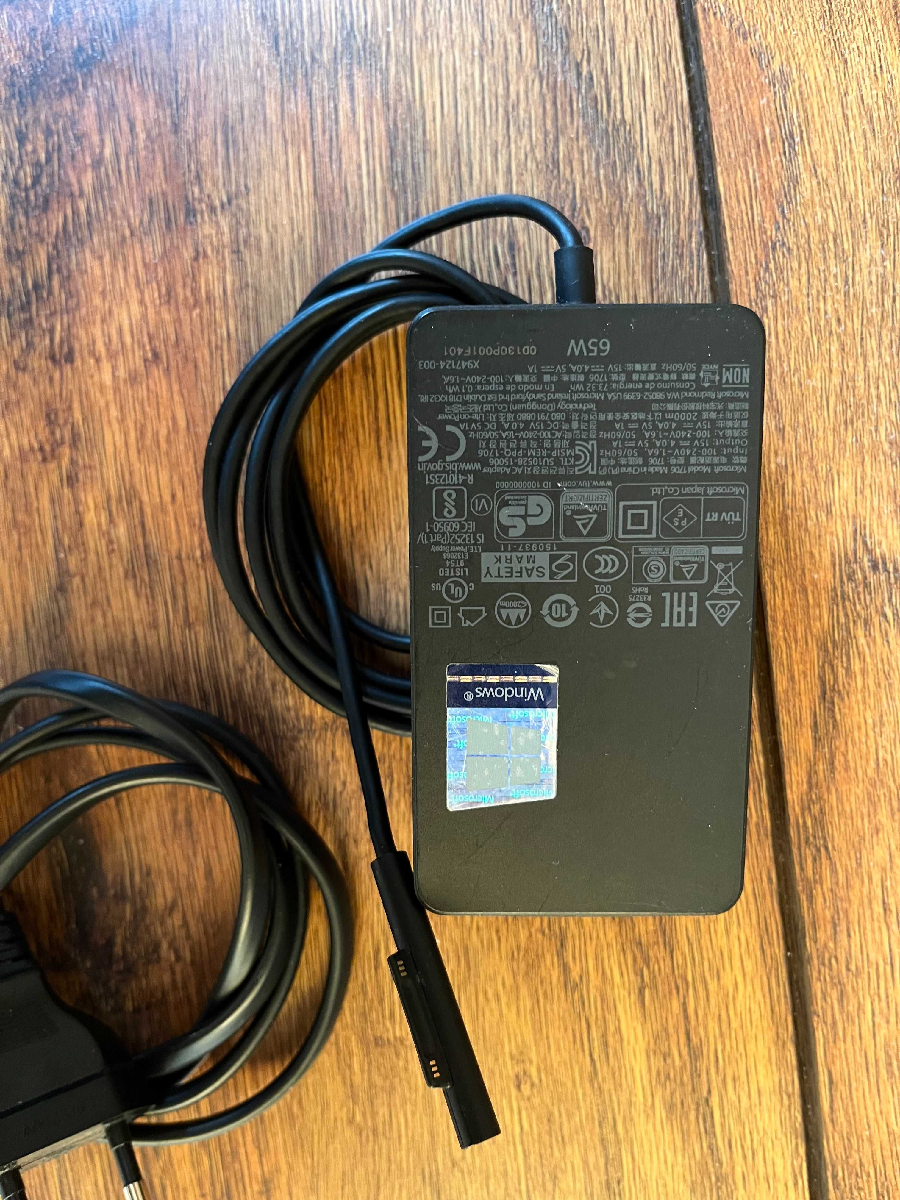 Surface Pro 4, i7 16GB RAM, 250GB SSD + stacja dokująca + kable + etui