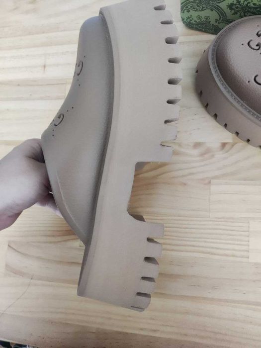 Gucci Buty, sandaly, Klapki od reki