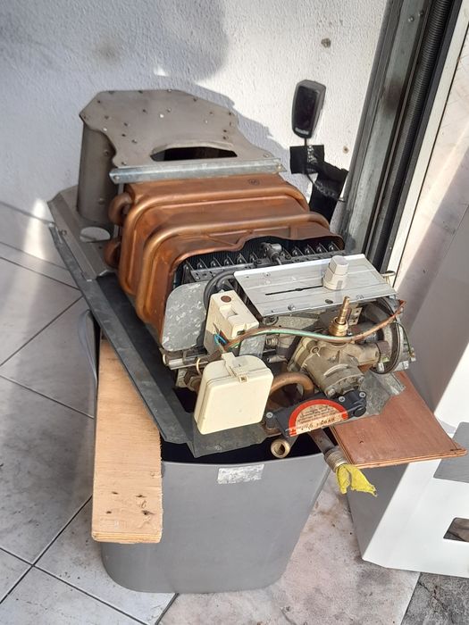 Esquentador Junkers a gás natural 11 litros.