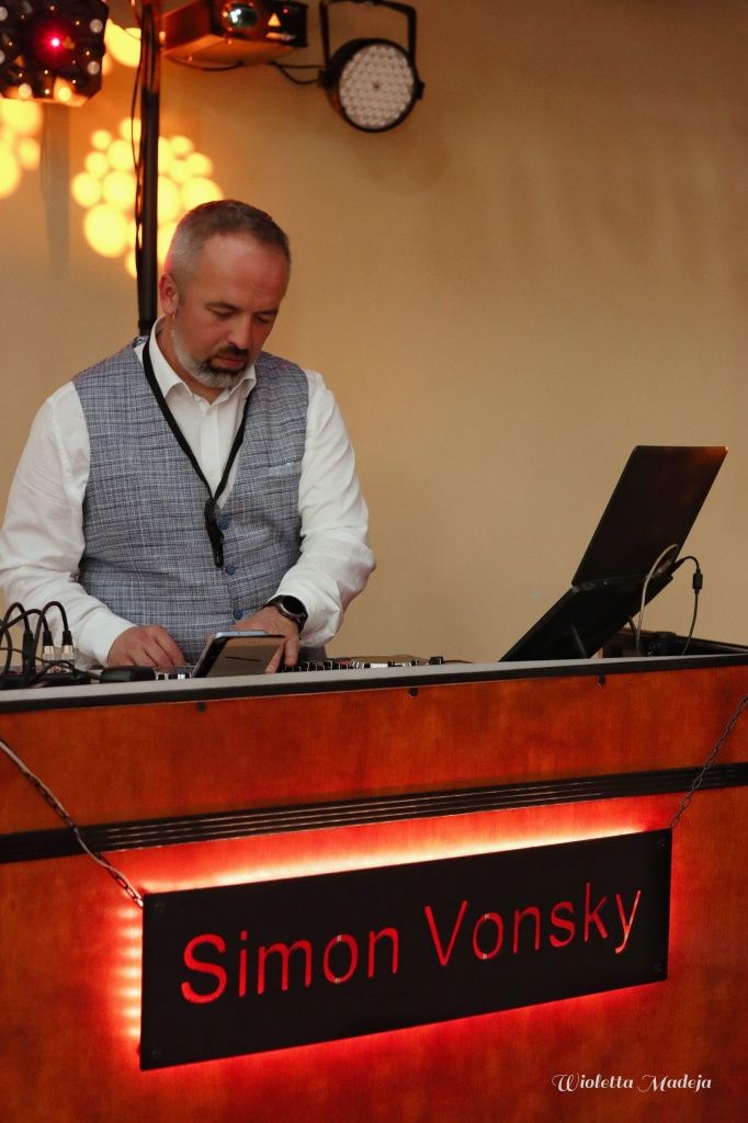DJ & saksofonista Simon Vonsky  konferansjer, wodzirej