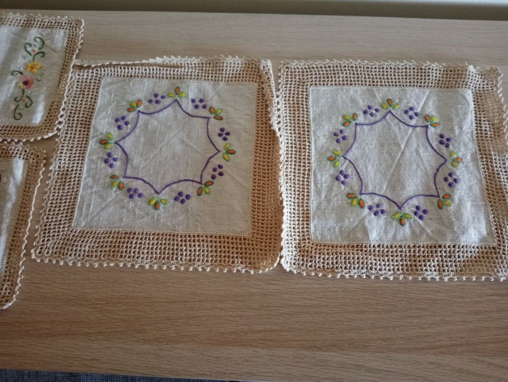 Vendo 4 naperons antigos bordados á mão