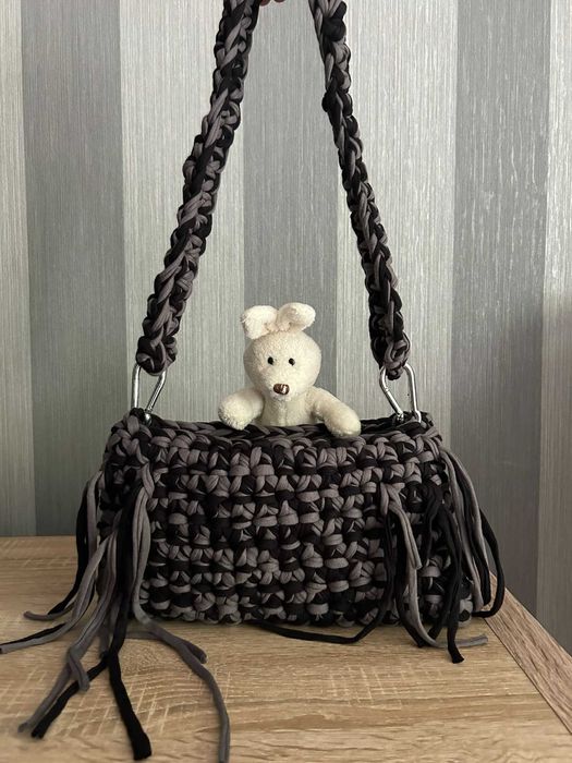 Czarno-szara torebka wykonana na szydełku