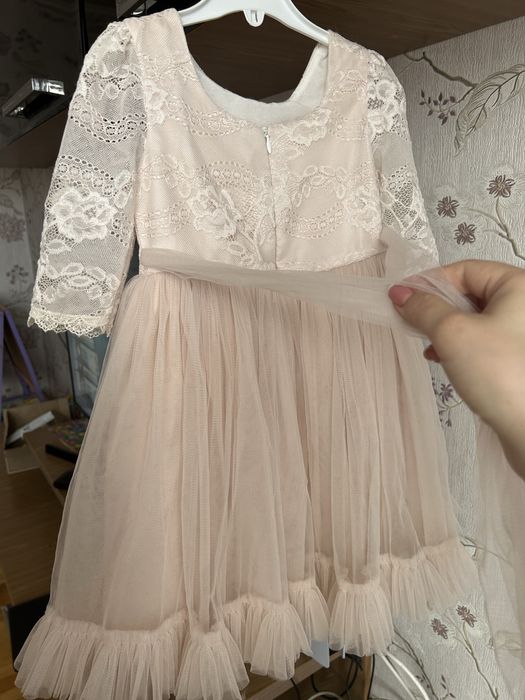 Святкова сукня розмір десь 104 (на 4 роки).