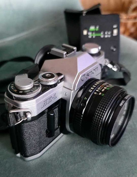 Camera Canon AE-1 SLR de filme 35mm, lente 50mm, filtro uv + flash