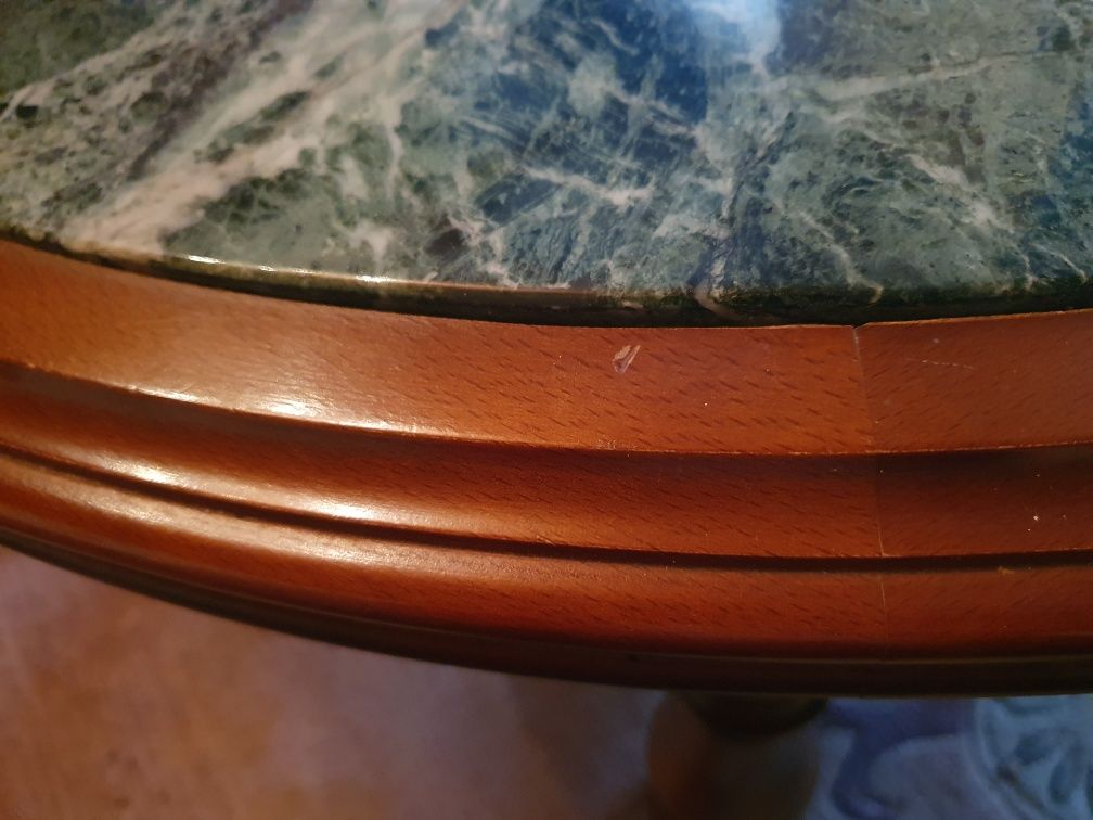 Stół drewniany z marmurowym blatem.