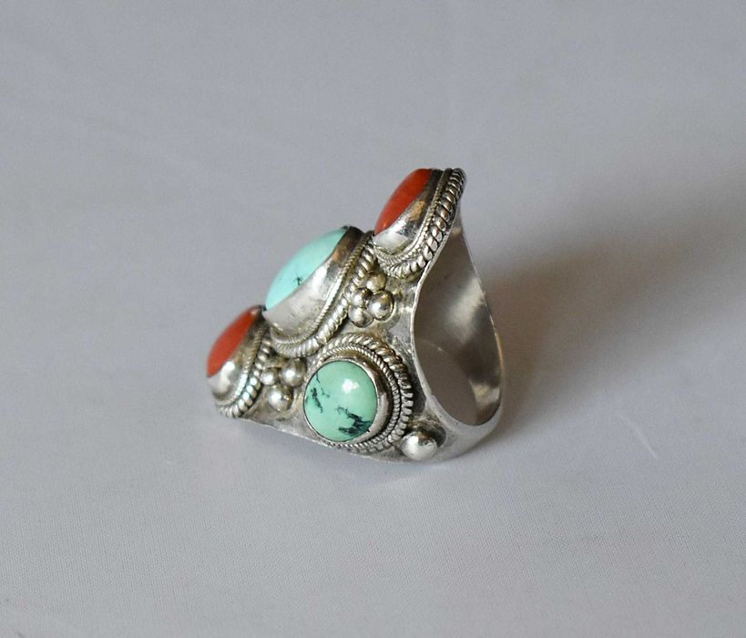 Masywny srebrny pierścionek z koralem i turkusem