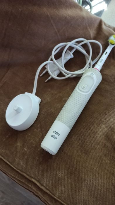 Электрическая зубная щетка Oral-B Vitality.