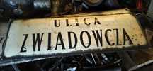 Kolekcjonerska tabliczka „Ulica Zwiadowcza” z czasów PRL