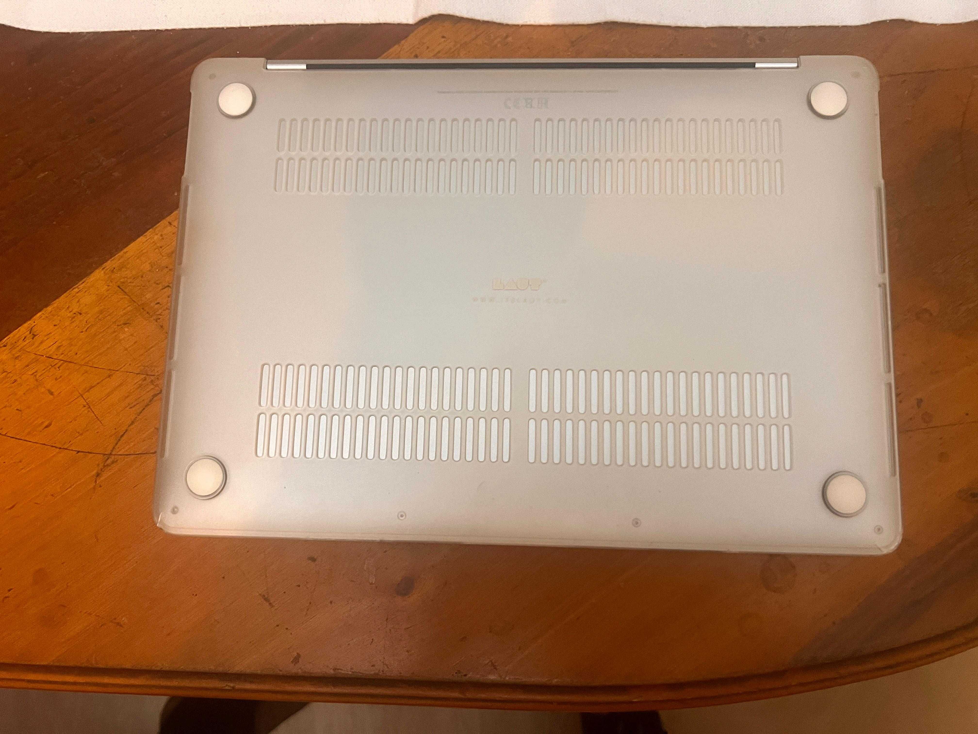 Macbook Pro Model A2159 com capa de proteção e pelicula de privacidade