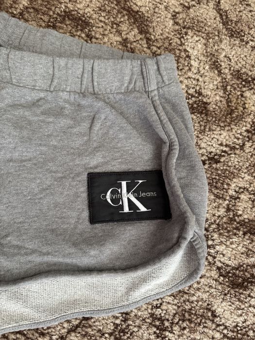 Оригінальні жіночі шорти Calvin Klein (L)
