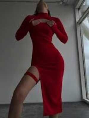 Платье миди с рукавами под горло с разрезом на груди на ноге