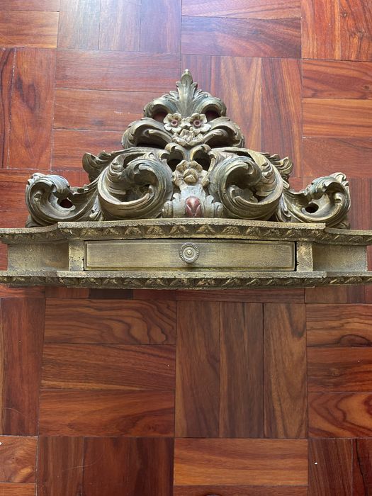 Peanha em talha dourada