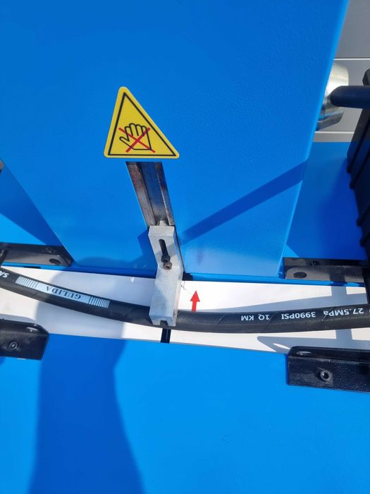 Przecinarka z skórowarką do węży hydraulicznych