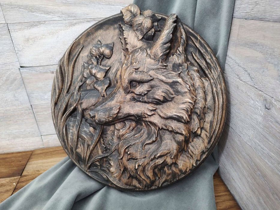 Obraz płaskorzeźba Lis w trawie okrągły drewniany obraz 30 cm