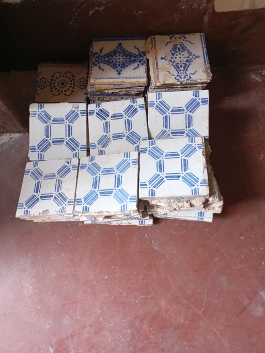 Vendo este azulejo muito bonito bom estado