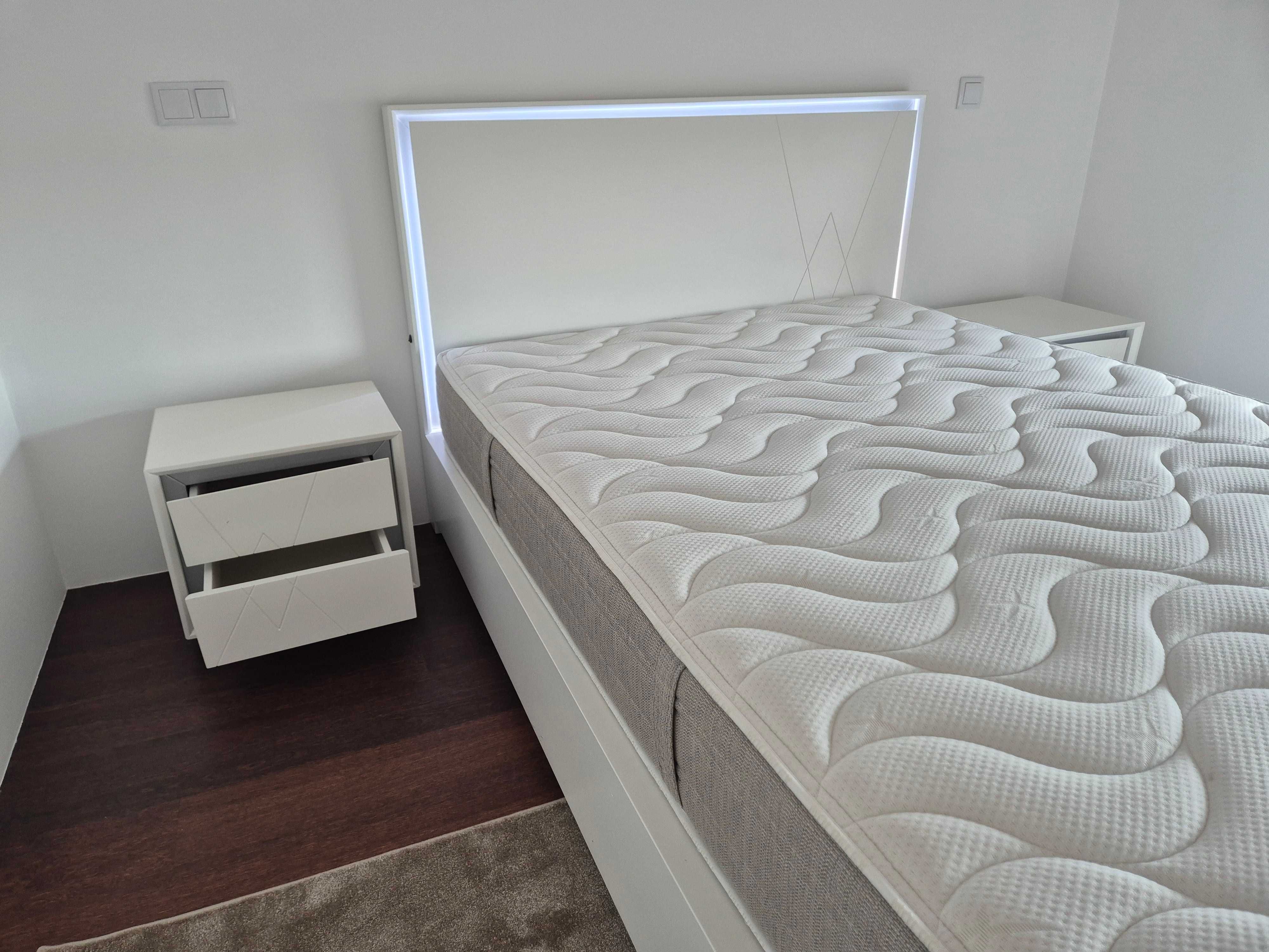 Cama e mesas de cabeceira PlateaHome