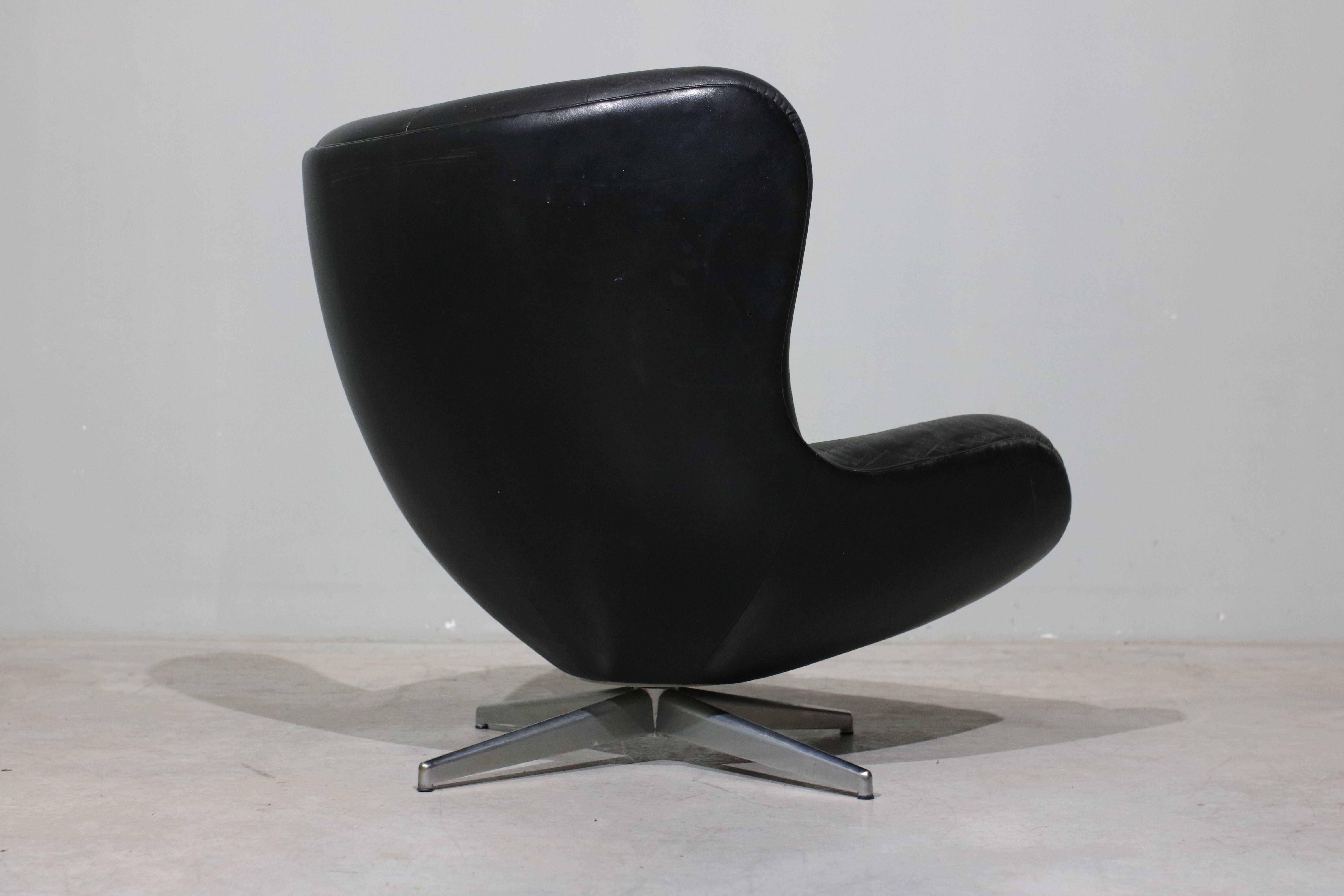 Poltrona Illum Wikkelso ML214 em couro | Mid-Century Modern