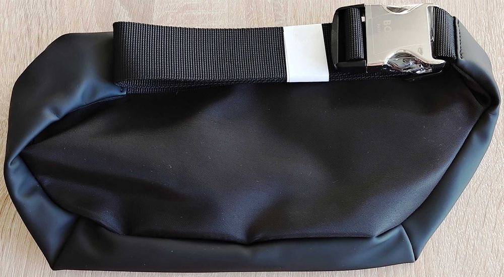 Nowa czarna nerka Hugo Boss Boss Parfums