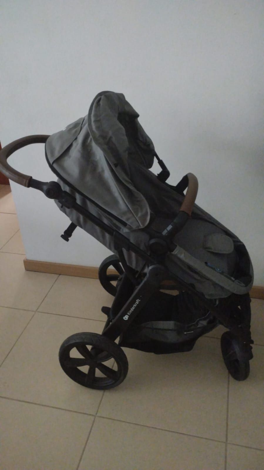 Carrinho de bebé Kinderkraft com ovo e alcofa.