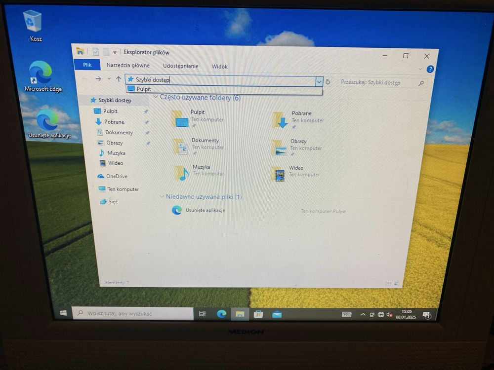 Komputer Dell 780 z systemem i klawiaturą.