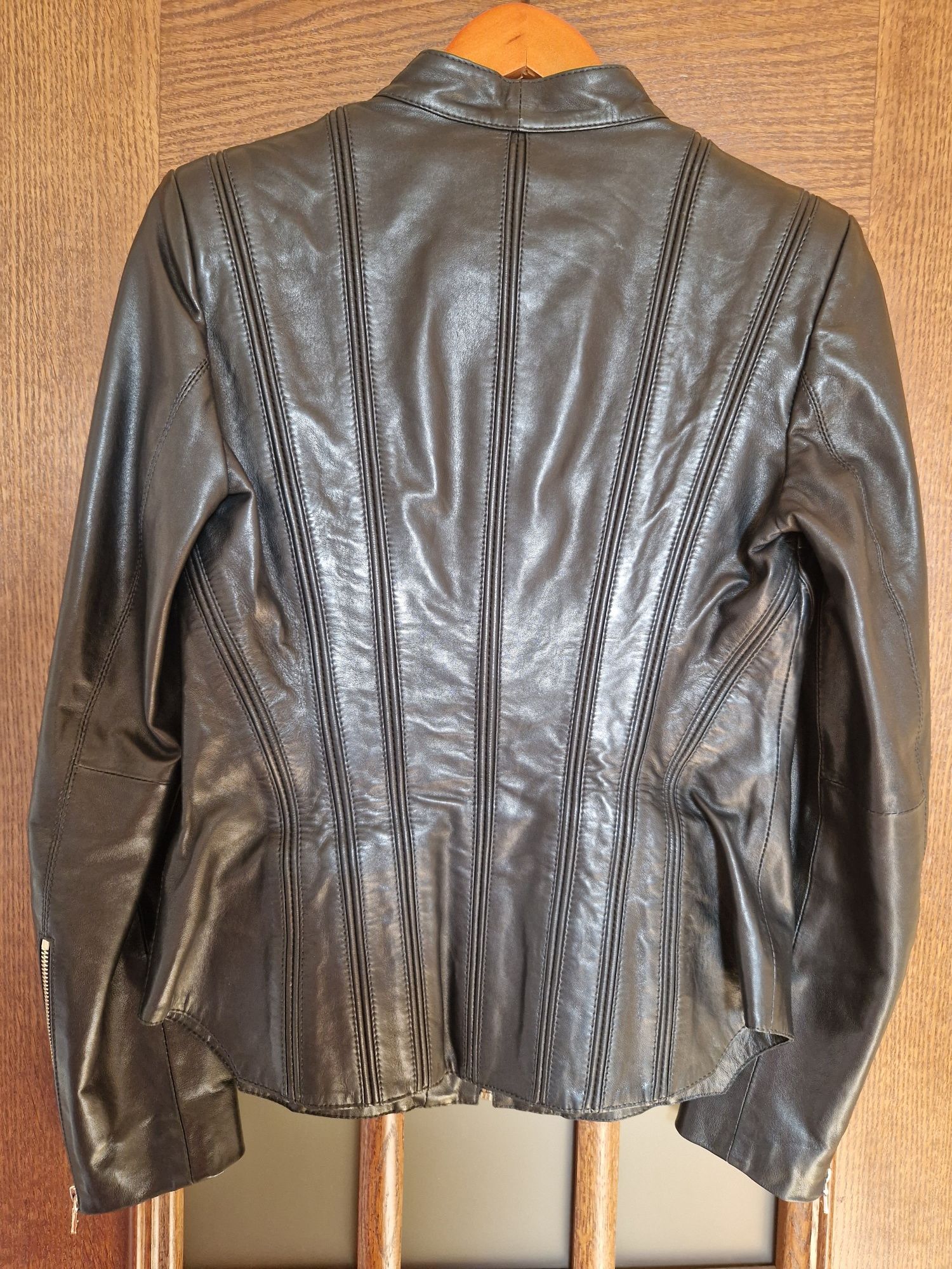 Чорна шкіряна натуральна куртка розмір М