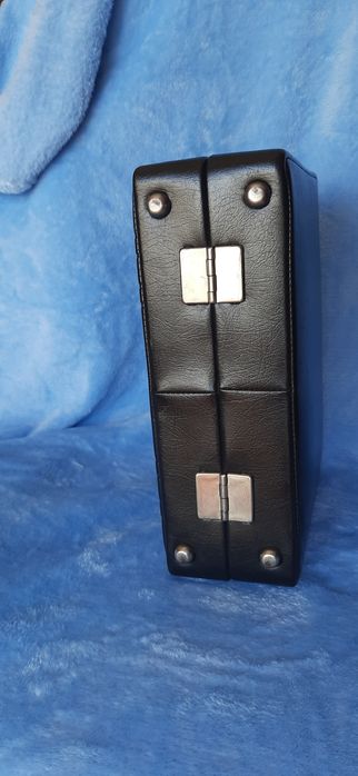 Вінтажний ,натуральна шкіра чемоданчик .