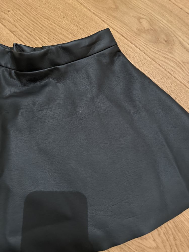 Spódniczka skóra ekologiczna, z koła , H&M, rozm.122, 6-7 lat