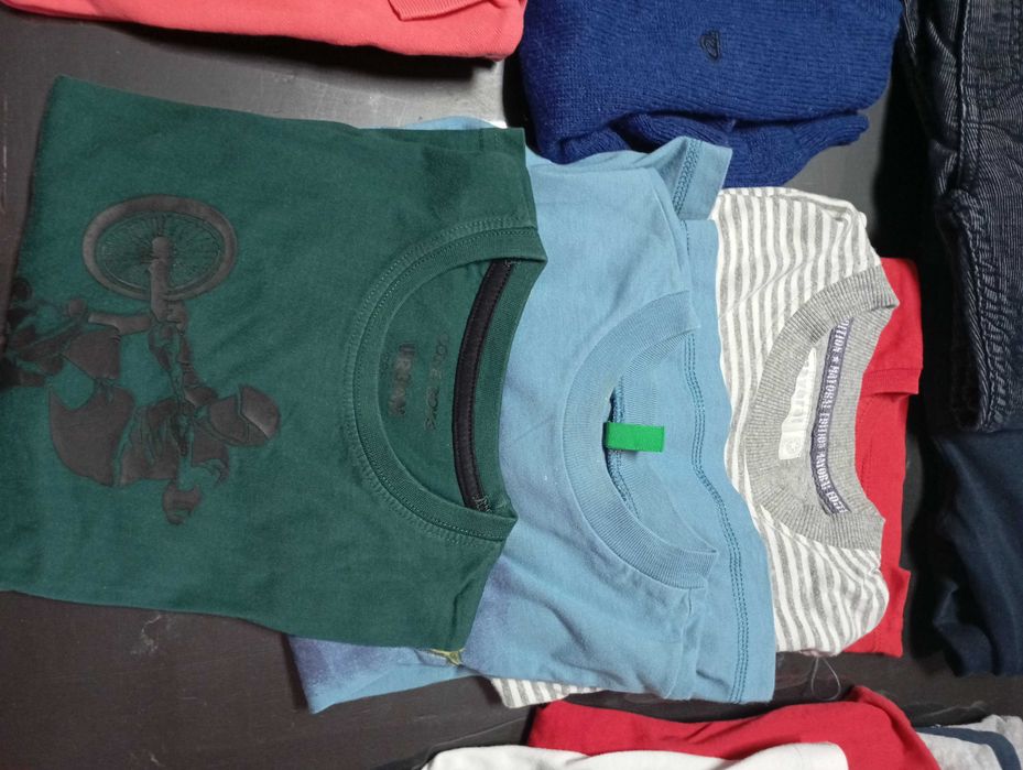 Lote de roupa de criança dos 4/6 anos