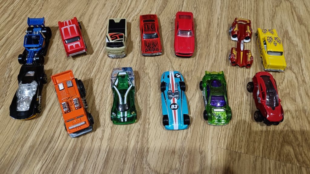 Zestaw samochodzików autek HotWheels