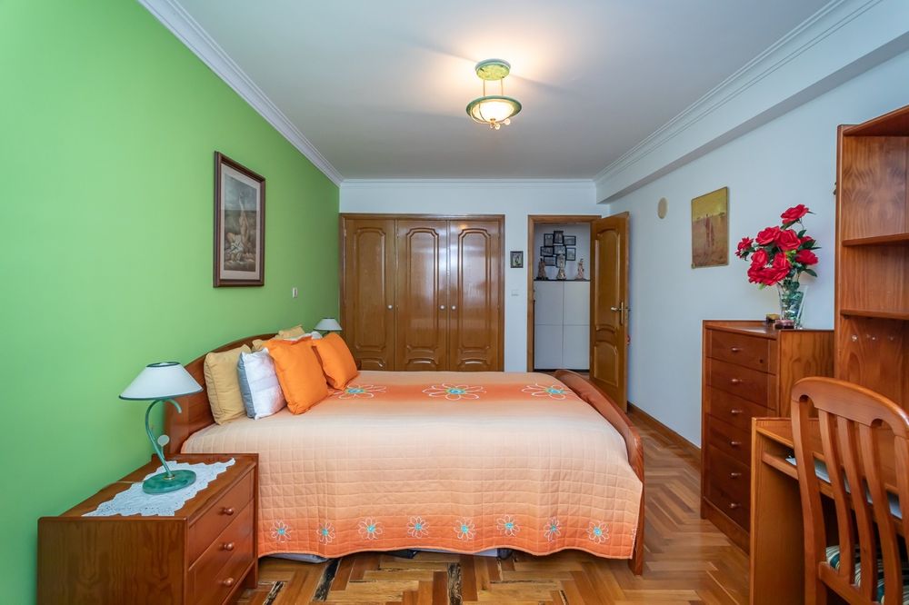 Quarto de casal com cama sem colchão