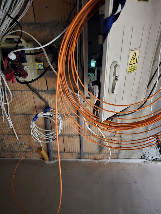 Elektryka z uprawnieniami do montazu rozdzielnicy i pomiarów.POTRZEBNY