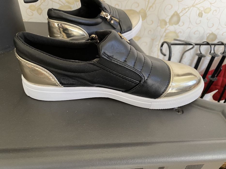 Мокасини, снікерси