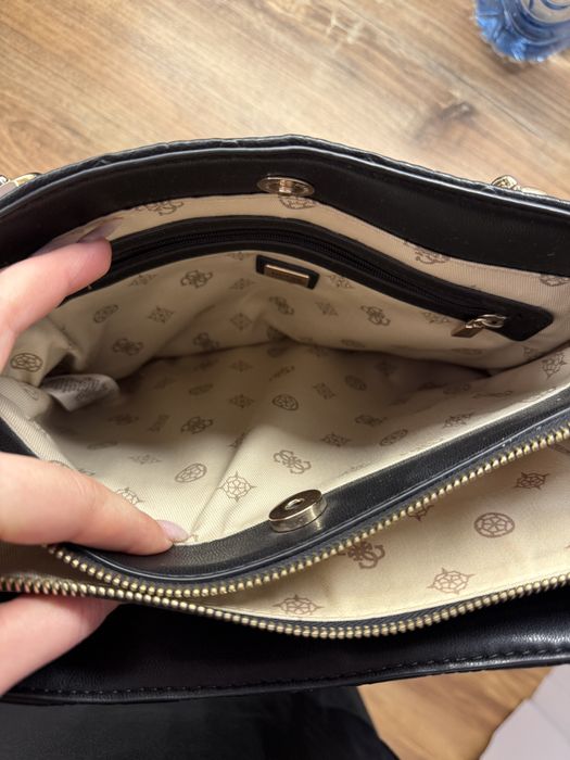 Czarna torebka guess