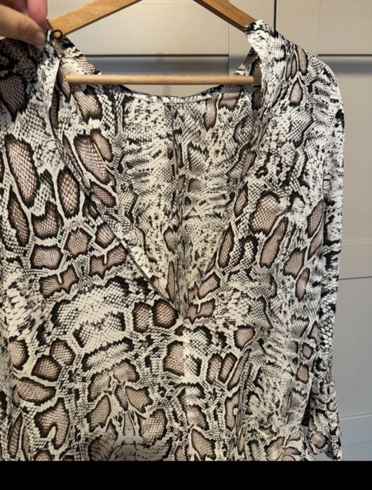 Piękna wiosenna sukienka w wężowy wzór