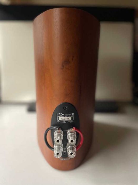 Par de colunas KEF IQ1