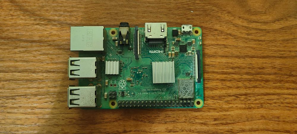 Raspberry Pi 3 model B+ z radiatorami oraz wentylatorkiem