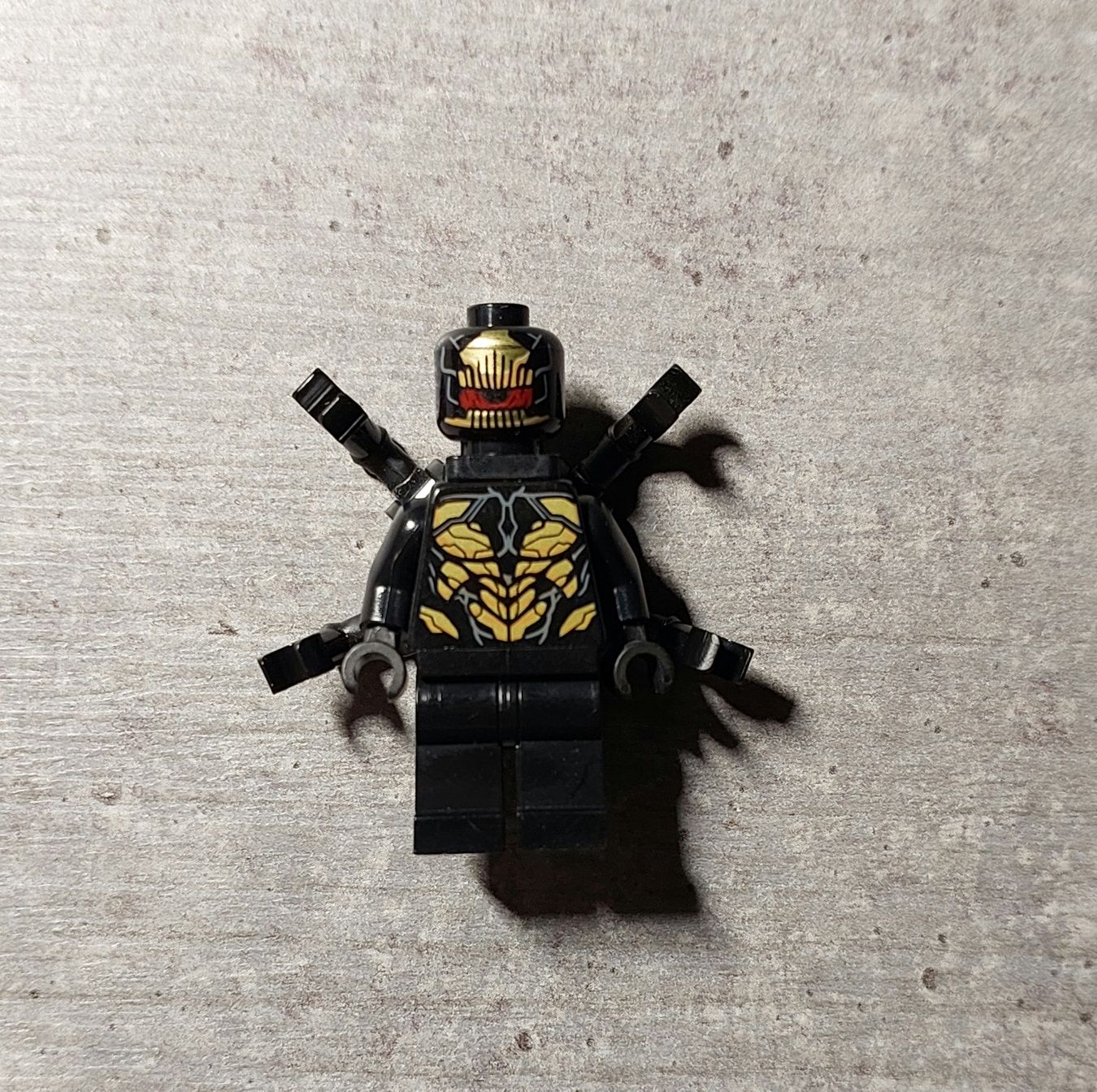 LEGO minifigures Прибулець з Війни нескінченності(Оригінальна фігурка)