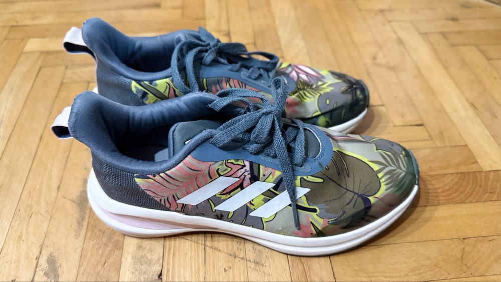 Nike, adidas, zara, skechers