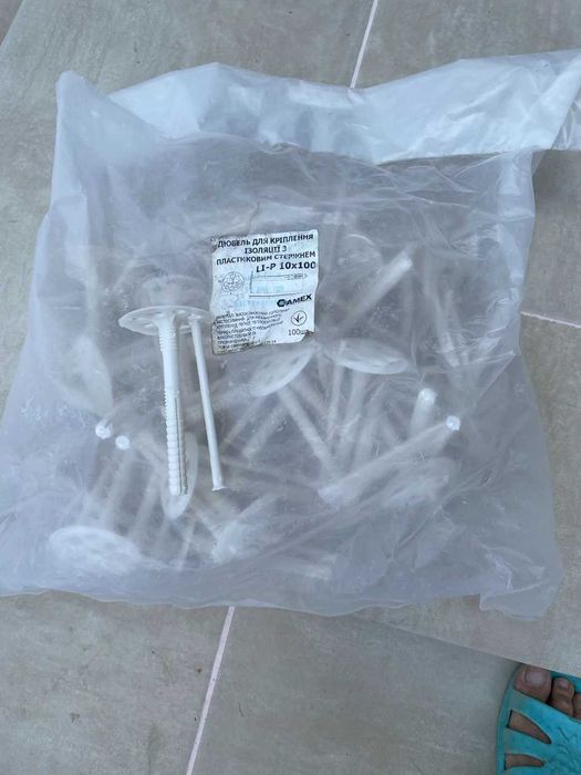 Дюбель для ізоляції з пластиковим цвяхом