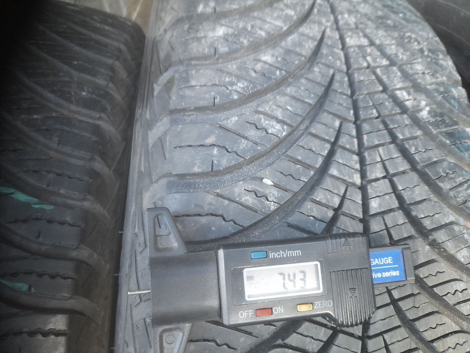 Opony wielosezon 235/55 r17 goodyear vector 4seasons z Niemiec