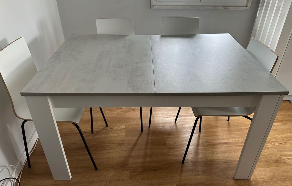 Mesa de jantar extensível cinzenta e branca
