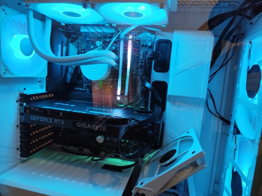 Computador completo pronto para uso.