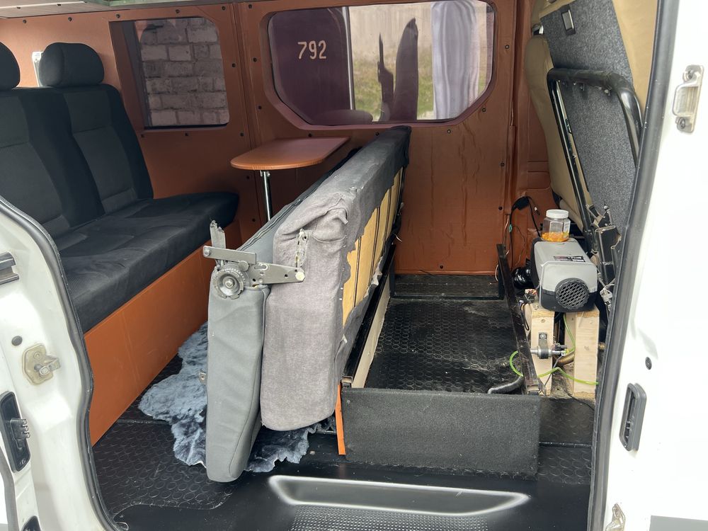 Opel Vivaro Long пассажир 9 мест , 2.0 мотор , 6 ступка ,