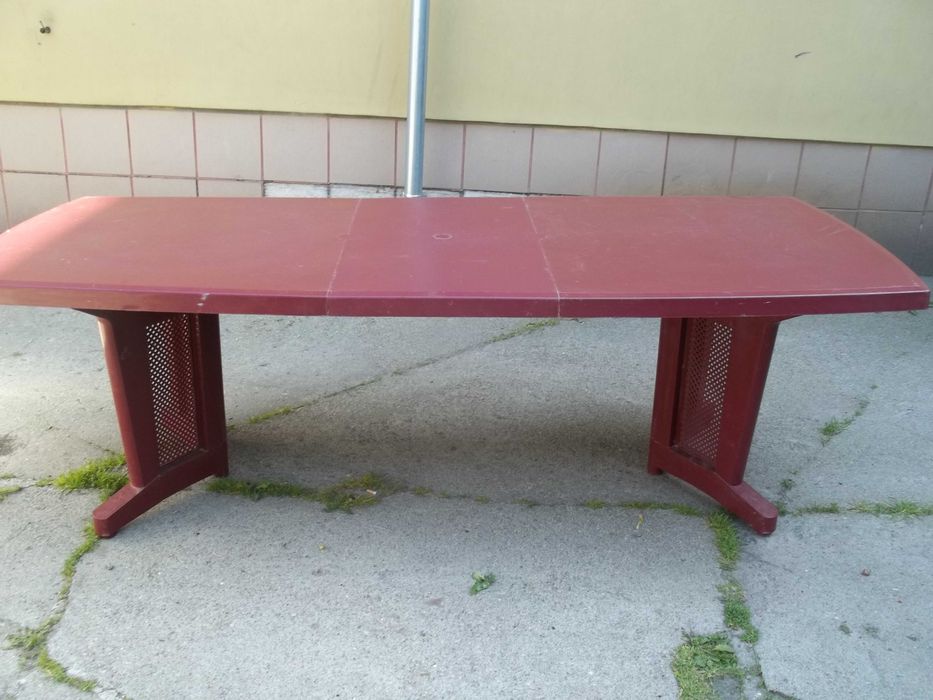 Masywny, ogromny stół ogrodowy