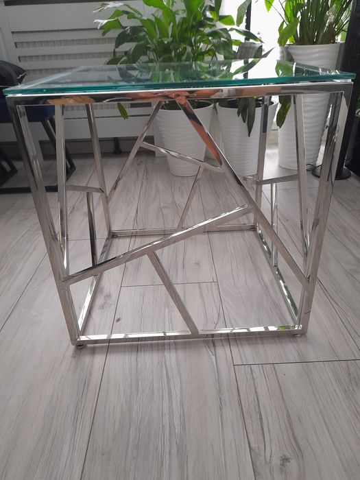 Metalowy stolik kawowy ze szklanym blatem